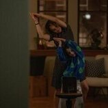 Nola Wallace y Tatiana Maslany en el 1x01 de 'Maximum Pleasure Guaranteed'