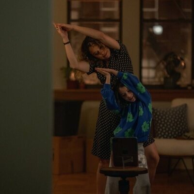 Nola Wallace y Tatiana Maslany en el 1x01 de 'Maximum Pleasure Guaranteed'