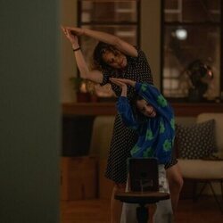 Nola Wallace y Tatiana Maslany en el 1x01 de 'Maximum Pleasure Guaranteed'