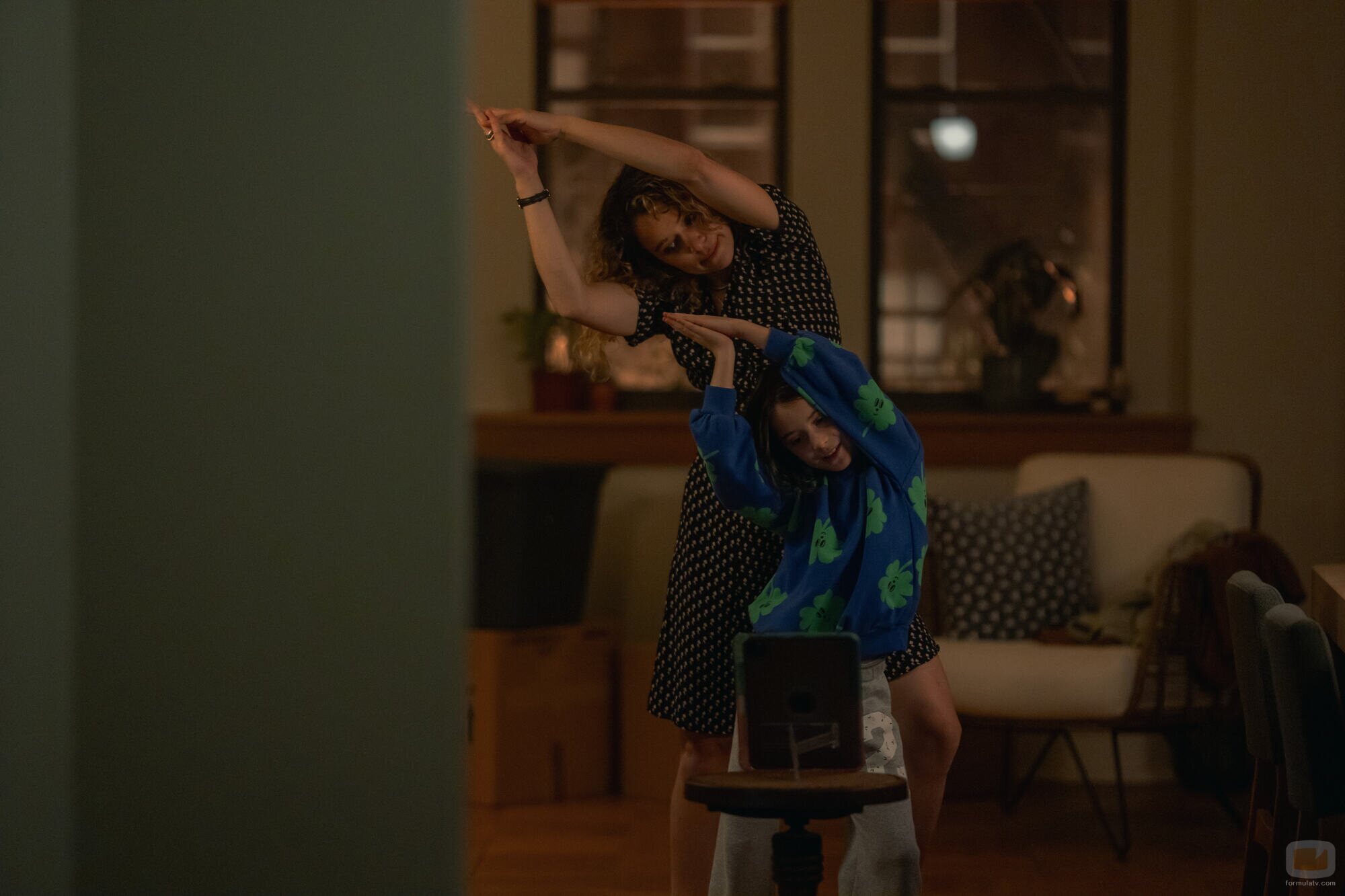 Nola Wallace y Tatiana Maslany en el 1x01 de 'Maximum Pleasure Guaranteed'