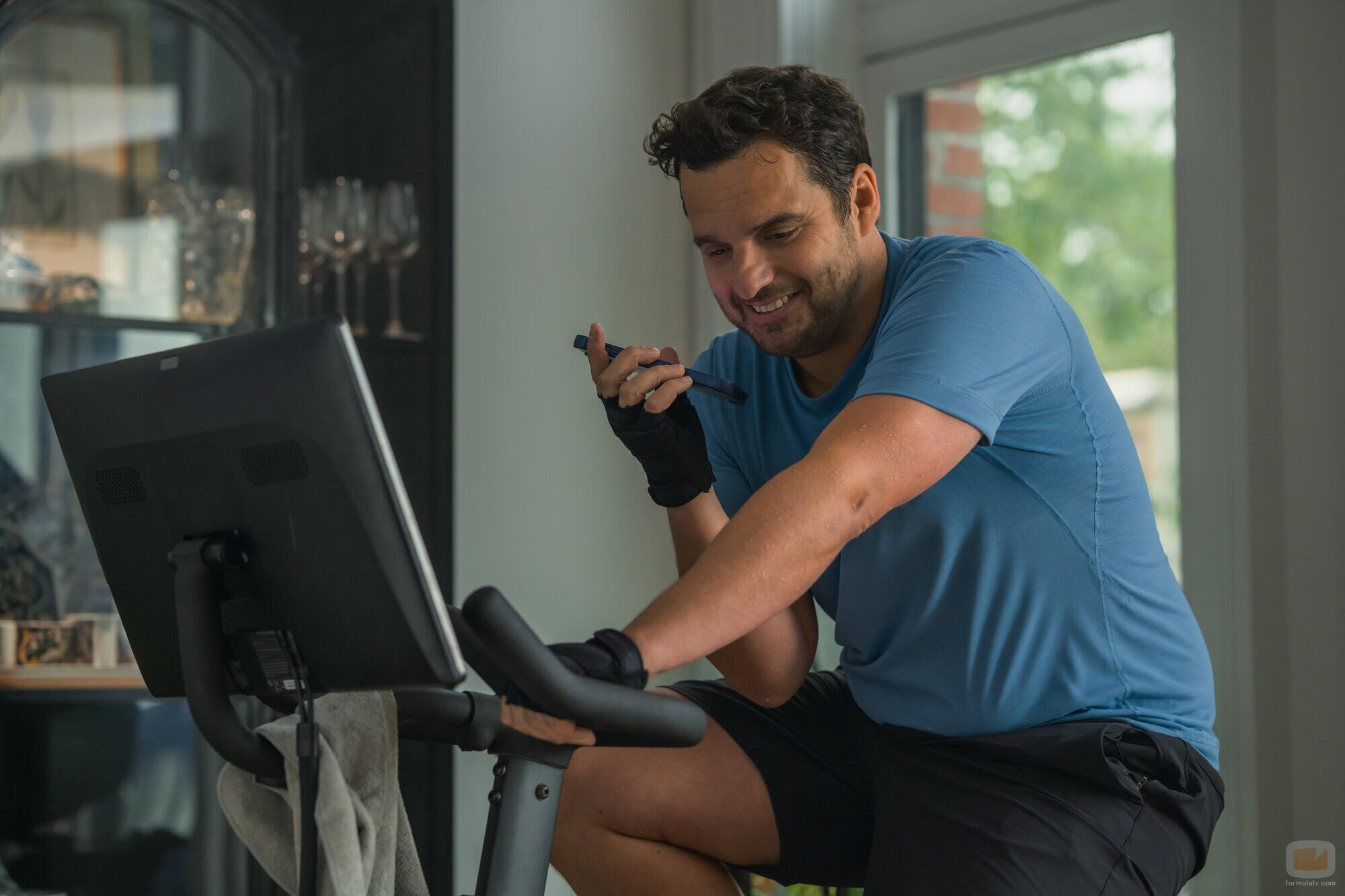 Jake Johnson en 'Imanes' de 'Satisfacción garantizada'