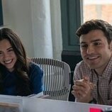 Charlie Hall y Kiarra Hamagami Goldberg en Capítulo 1 titulado 'Imanes' de 'Satisfacción garantizada'
