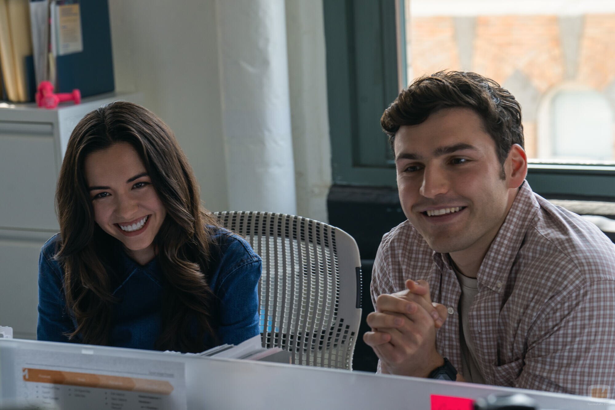 Charlie Hall y Kiarra Hamagami Goldberg en Capítulo 1 titulado 'Imanes' de 'Satisfacción garantizada'