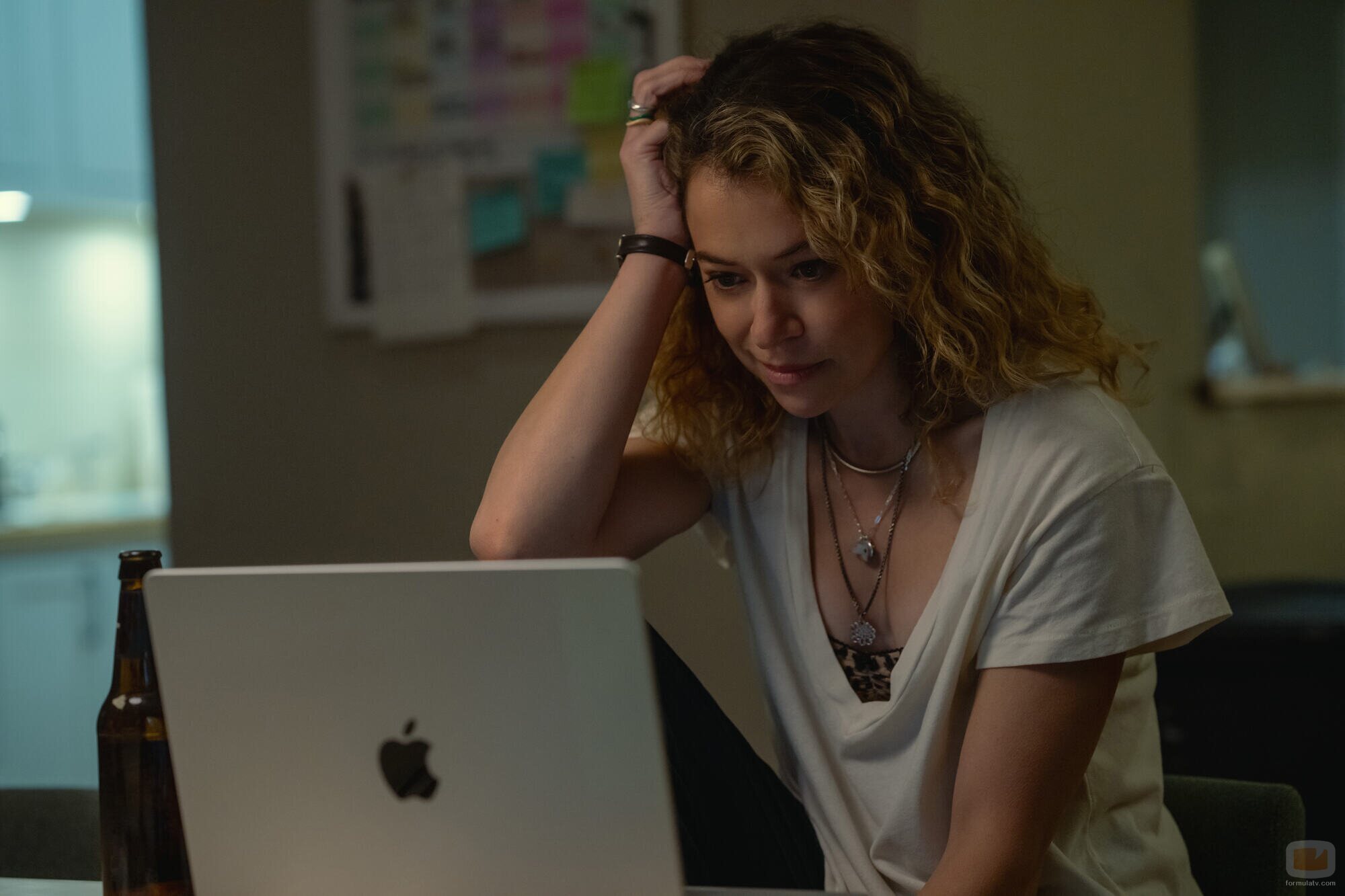 Instantánea de Tatiana Maslany en el 1x01 de 'Maximum Pleasure Guaranteed'