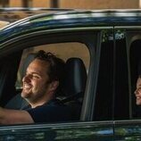 Nola Wallace y Jake Johnson en el 1x02 de 'Satisfacción garantizada'