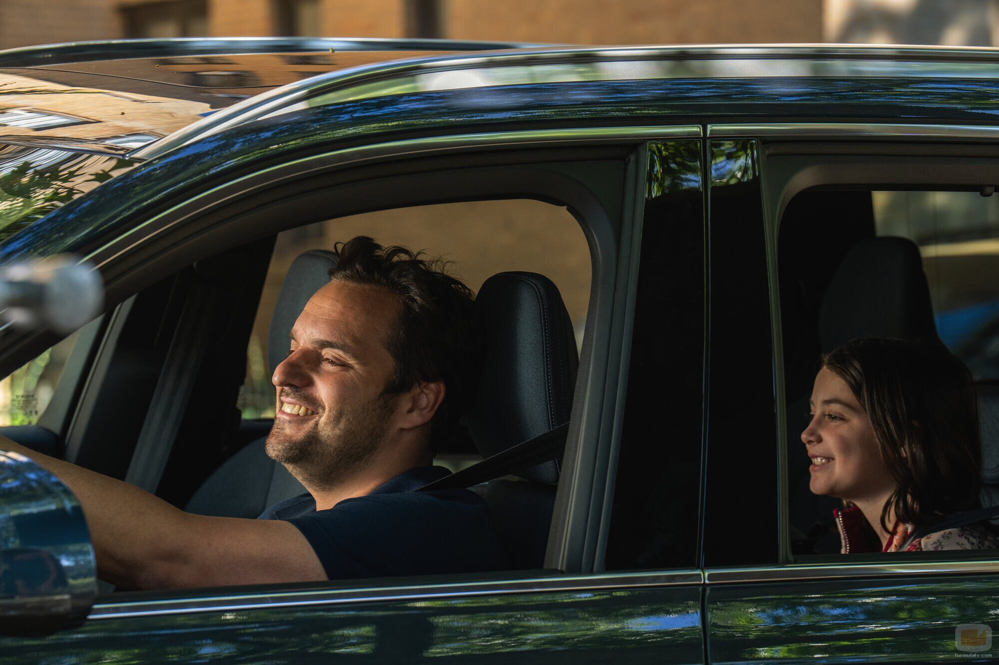 Nola Wallace y Jake Johnson en el 1x02 de 'Satisfacción garantizada'