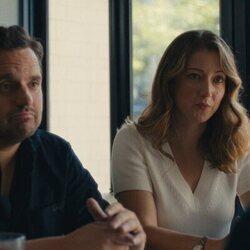 Jake Johnson y Jessy Hodges en 'El eurotúnel' de 'Satisfacción garantizada'