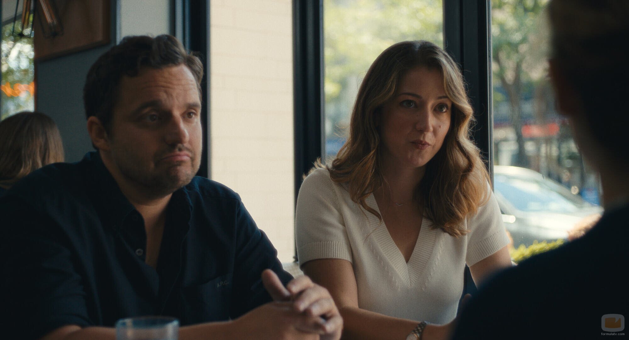 Jake Johnson y Jessy Hodges en 'El eurotúnel' de 'Satisfacción garantizada'