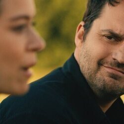 Jake Johnson en Capítulo 3 titulado 'El eurotúnel' de 'Satisfacción garantizada'