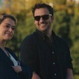 Jake Johnson y Tatiana Maslany en 'El eurotúnel' de 'Satisfacción garantizada'