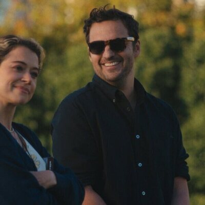 Jake Johnson y Tatiana Maslany en 'El eurotúnel' de 'Satisfacción garantizada'