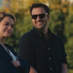 Jake Johnson y Tatiana Maslany en 'El eurotúnel' de 'Satisfacción garantizada'
