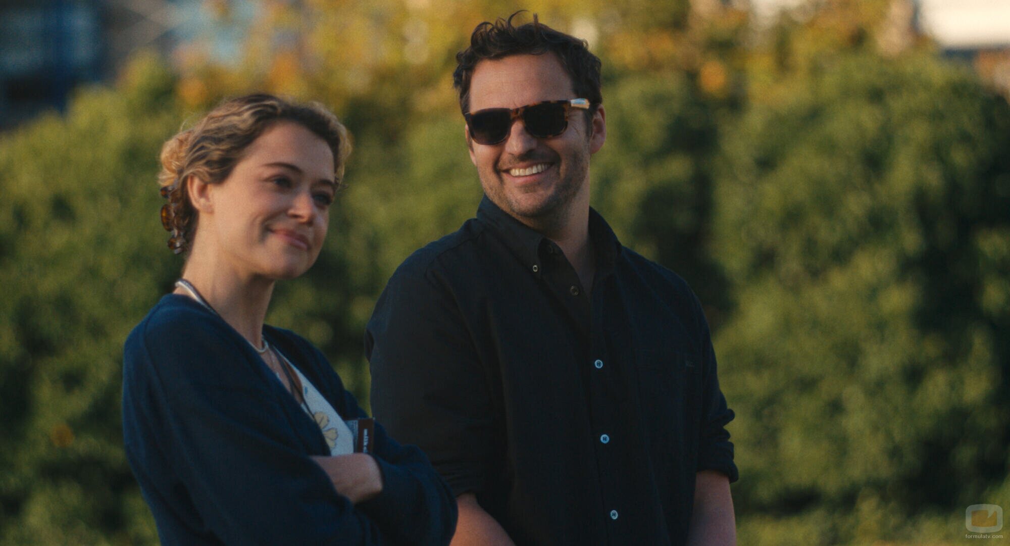 Jake Johnson y Tatiana Maslany en 'El eurotúnel' de 'Satisfacción garantizada'