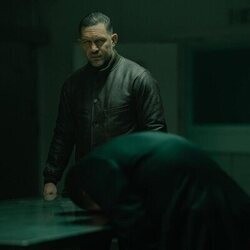 Tom Hardy en el 1x01 de 'Tierra de mafiosos'
