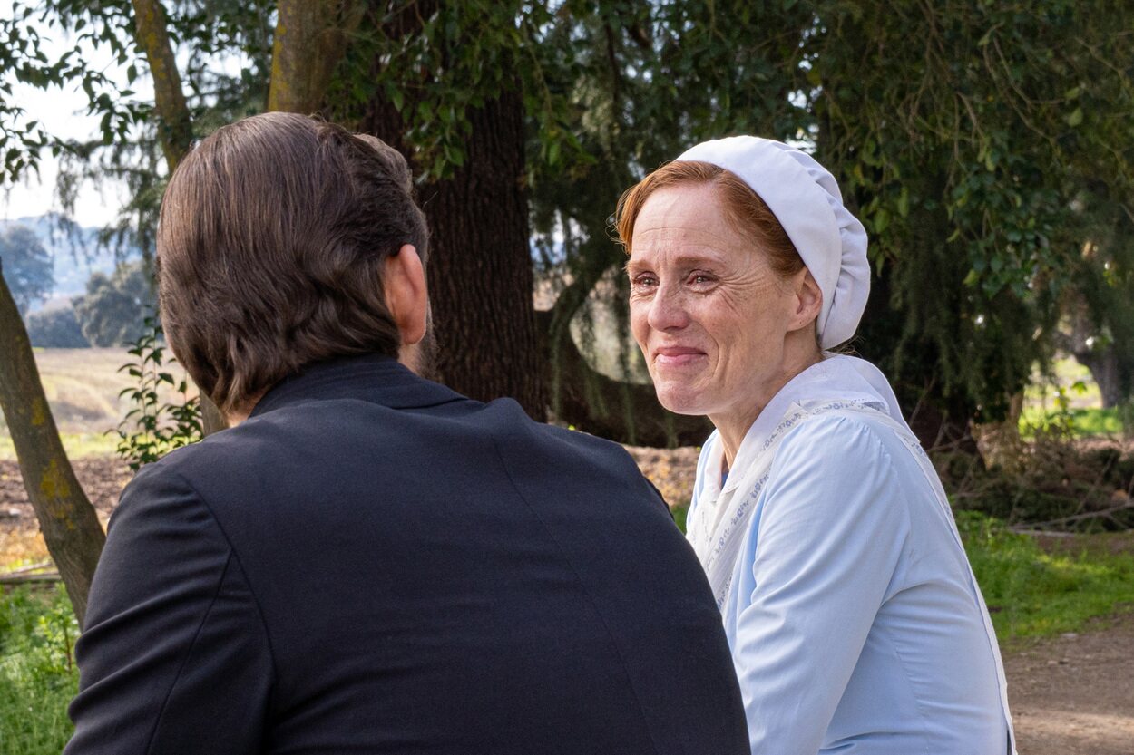Pía y el padre Samuel en una escena de 'La promesa'