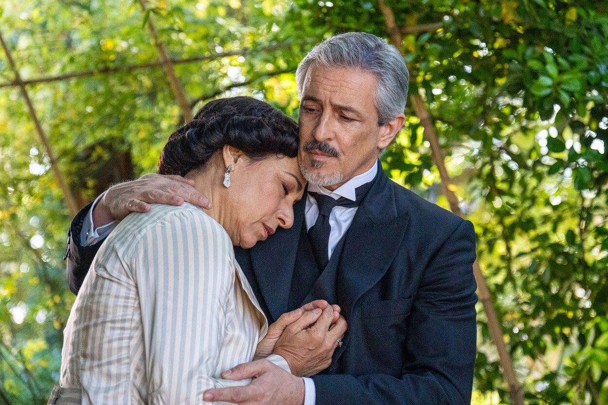 Cristóbal consuela a Leocadia en 'La promesa'