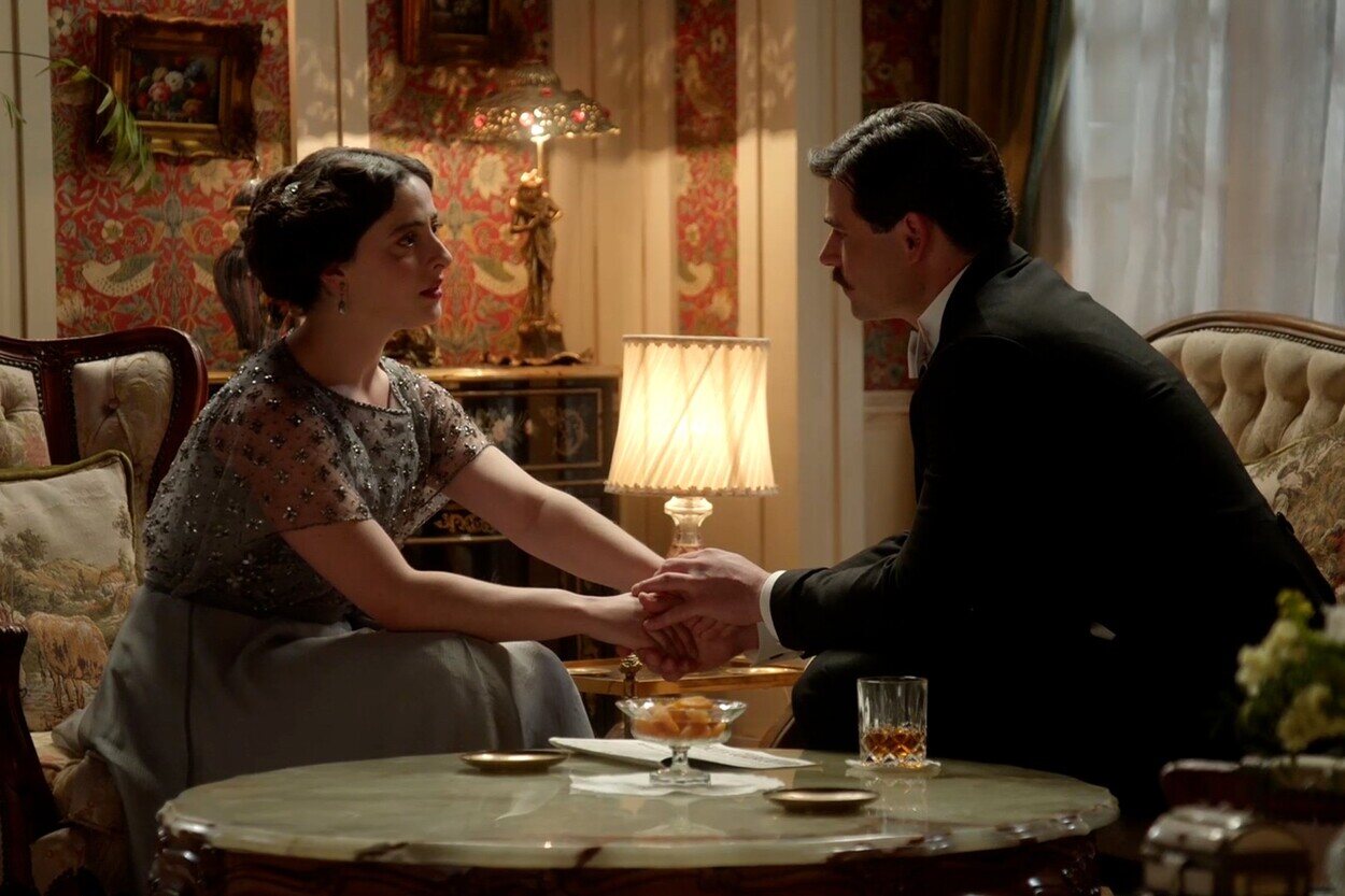 Vera y Manuel en una escena de 'La promesa'