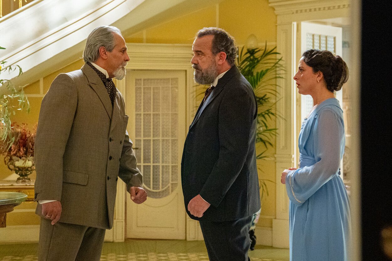 Vera se enfrenta a su padre delante de Alonso en 'La promesa'