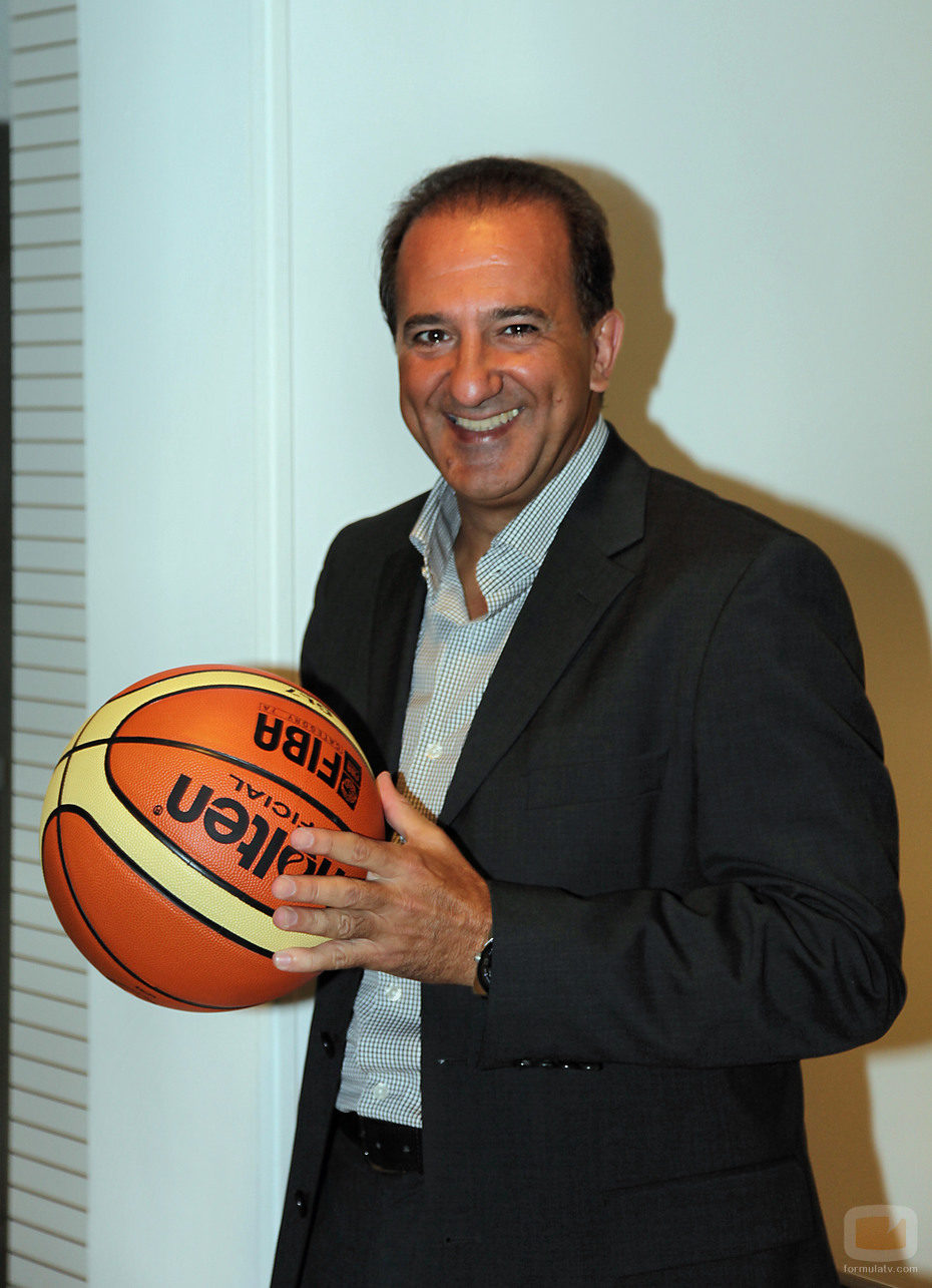 El consejero delegado de laSexta posa con un balón de baloncesto