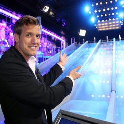 Óscar Martínez muestra uno de los escenarios de 'Los últimos 20 metros'