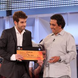 Mario Álvarez, recibe el premio como ganador de 'OT 2009'
