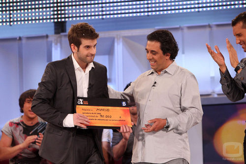 Mario Álvarez, recibe el premio como ganador de 'OT 2009'