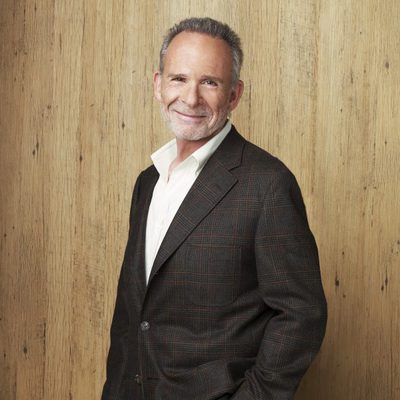 Ron Rifkin en el papel de Saul Holden en la serie 'Cinco Hermanos'
