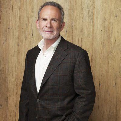 Ron Rifkin da vida a Saul Holden en 'Cinco hermanos'