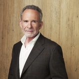 Ron Rifkin como Saul Holden en la foto promocional de 'Cinco hermanos'