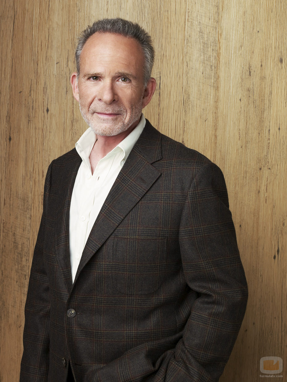 Ron Rifkin como Saul Holden en la foto promocional de 'Cinco hermanos'