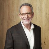 Ron Rifkin posa con gafas para su rol como Saul Holden en 'Cinco hermanos'