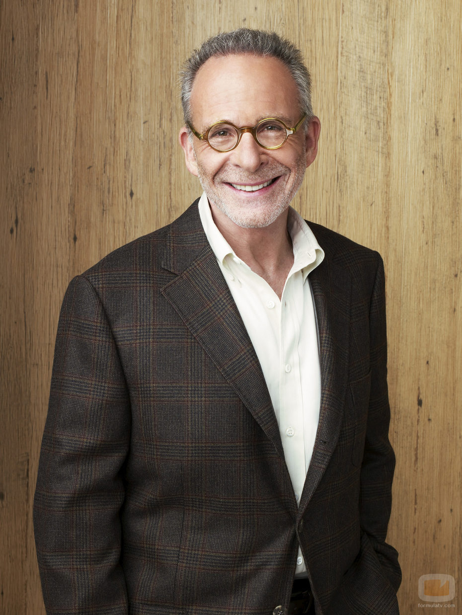 Ron Rifkin posa con gafas para su rol como Saul Holden en 'Cinco hermanos'