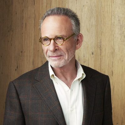 Saul Holden es interpretado por el actor Ron Rifkin