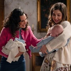 Foto de Natalia Sánchez y Xenia Tostado en la temporada 3 y el capítulo 92 de 'Sueños de libertad'