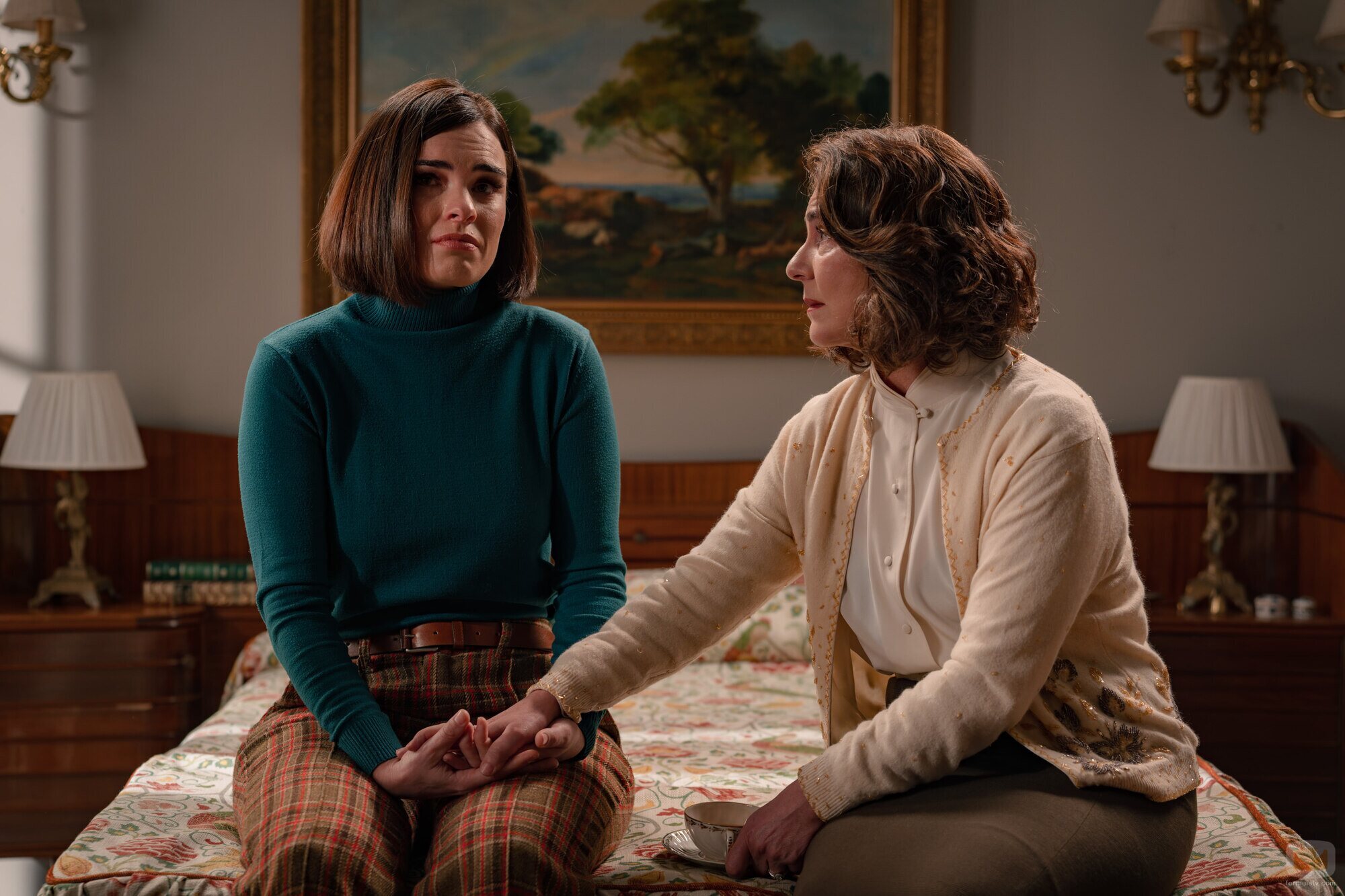 Plano de Ana Fernández y Alba Brunet en Capítulo 94 titulado 'Viernes 29 de mayo de 2026' de 'Sueños de libertad'