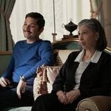Mark Indelicato y Rose Abdoo en el 5x01 de 'Hacks'