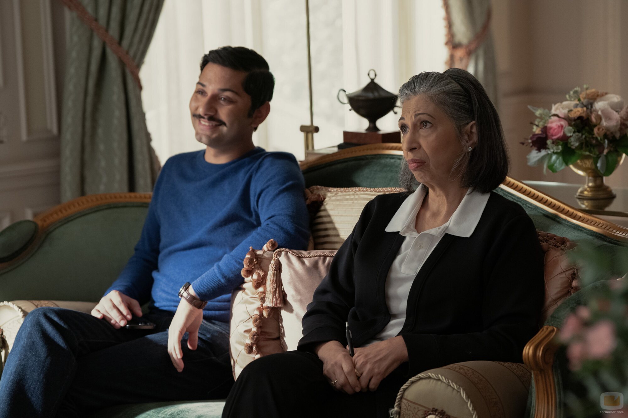 Mark Indelicato y Rose Abdoo en el 5x01 de 'Hacks'