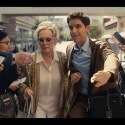 Paul W. Downs y Jean Smart en 5x01 titulado 'EGOT' de 'Hacks'