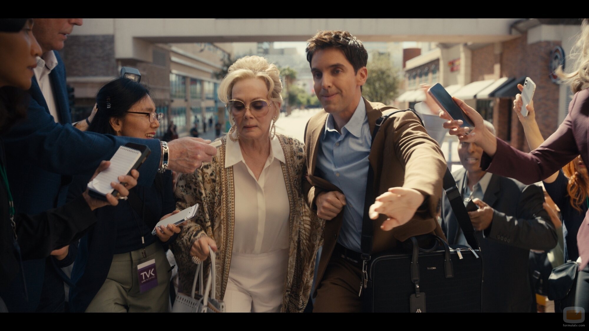 Paul W. Downs y Jean Smart en 5x01 titulado 'EGOT' de 'Hacks'
