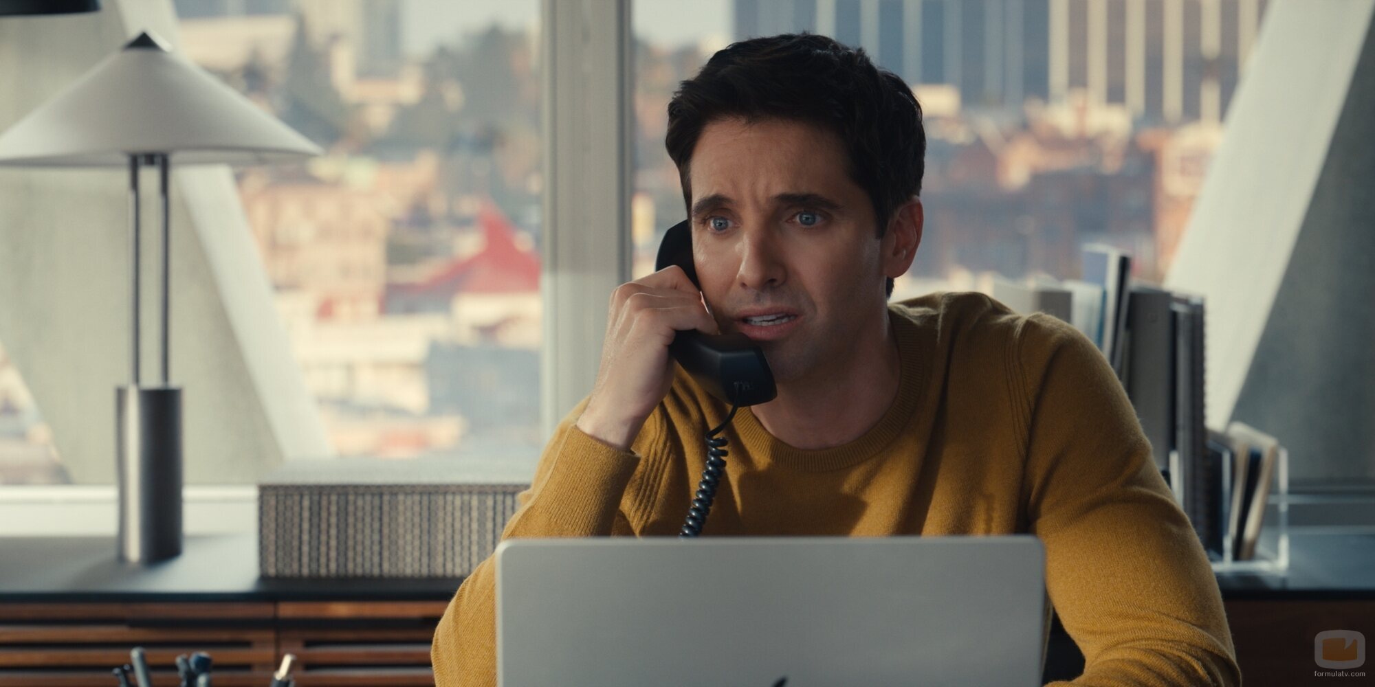 Paul W. Downs en 5x01 'EGOT' de 'Hacks'