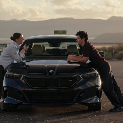 Robby Hoffman y Paul W. Downs en 5x01 'EGOT' de 'Hacks'