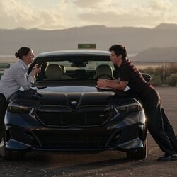 Robby Hoffman y Paul W. Downs en 5x01 'EGOT' de 'Hacks'