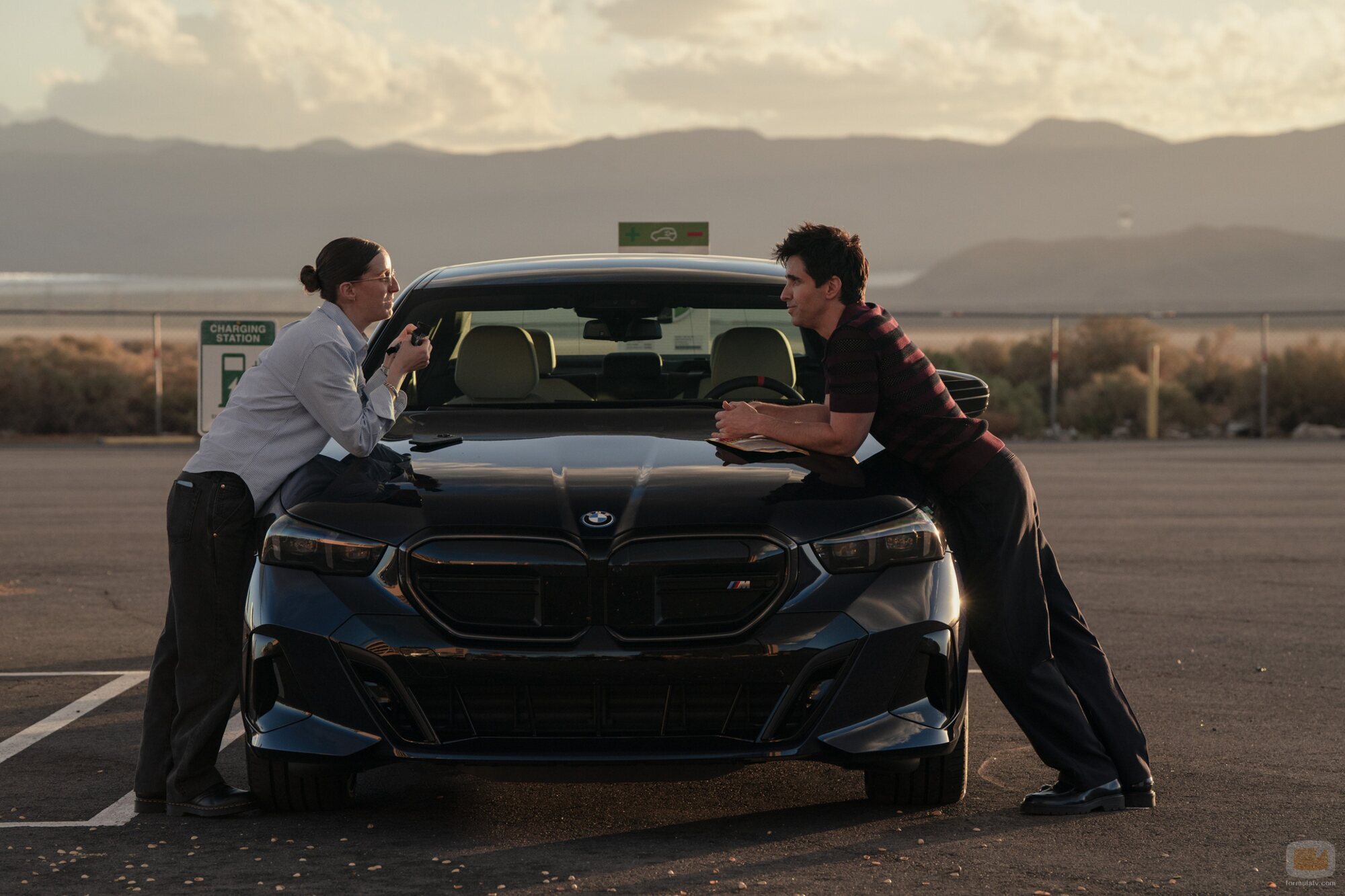 Robby Hoffman y Paul W. Downs en 5x01 'EGOT' de 'Hacks'