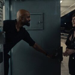 Carl Clemons-Hopkins en la temporada 5 y el capítulo 01 de 'Hacks'