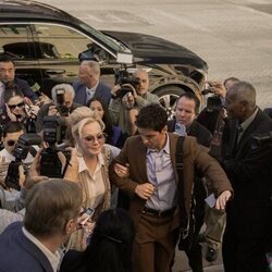 Paul W. Downs y Jean Smart en el 5x01 de 'Hacks'