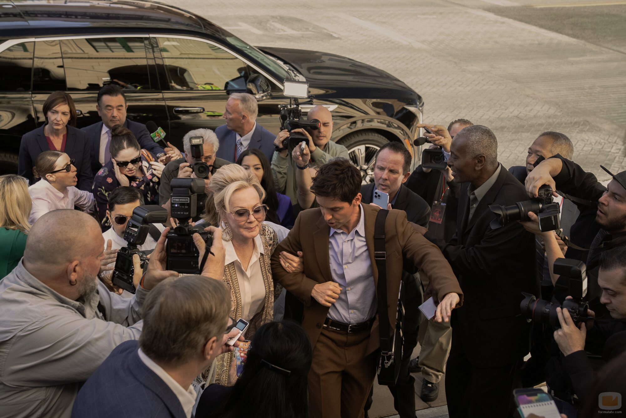 Paul W. Downs y Jean Smart en el 5x01 de 'Hacks'
