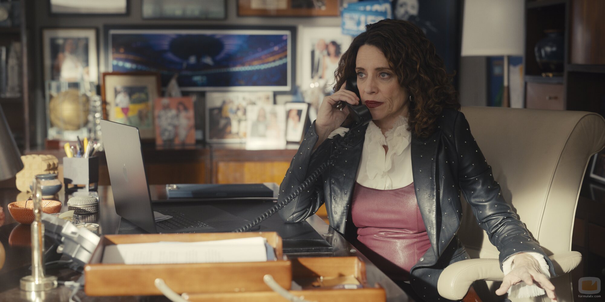 Alanna Ubach en la temporada 5 y el capítulo 02 de 'Hacks'