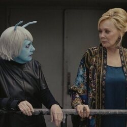 Ann Dowd y Jean Smart en la temporada 5 y el capítulo 02 de 'Hacks'