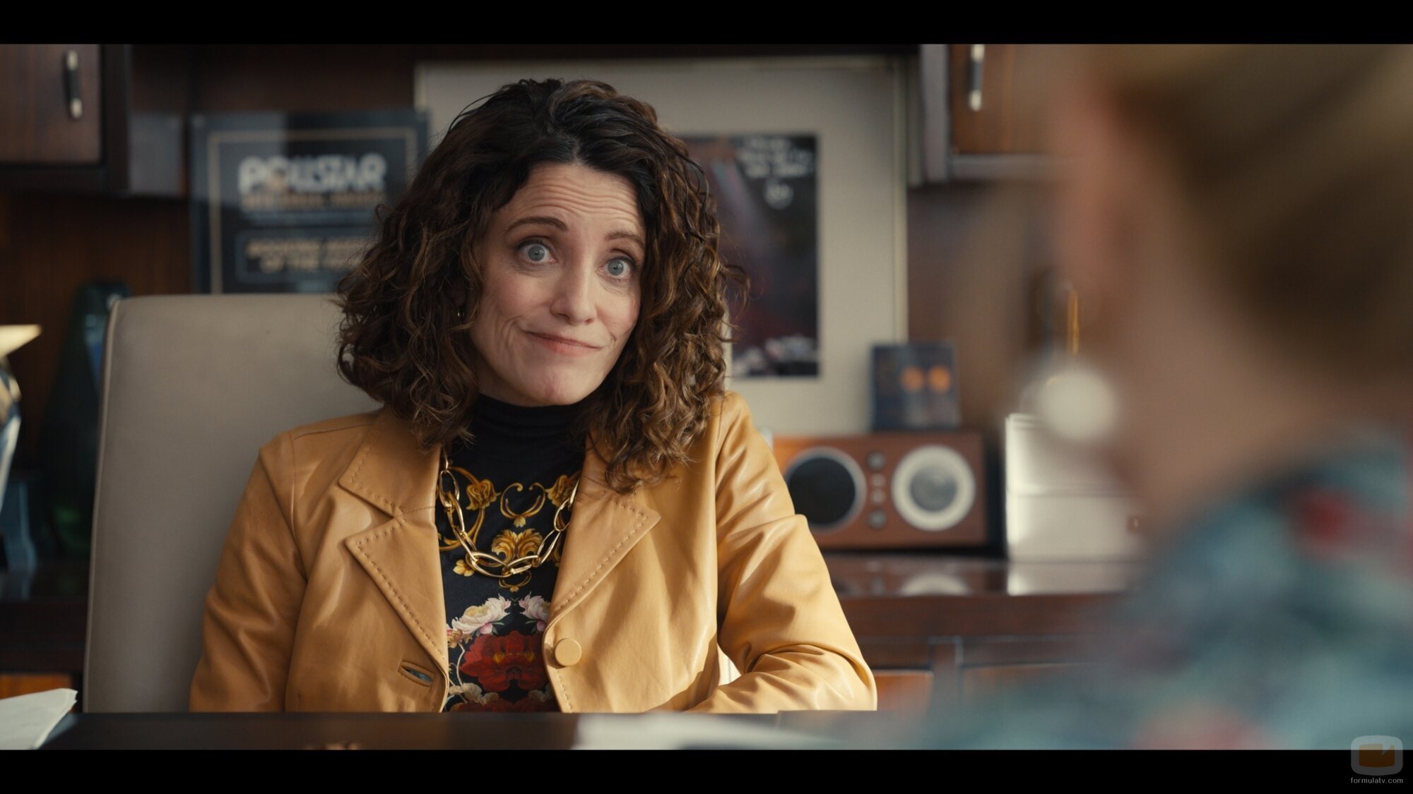 Escena de Alanna Ubach en la temporada 5 y el capítulo 02 de 'Hacks'