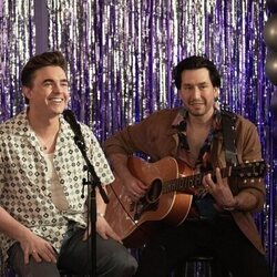Jesse McCartney en 5x02 'La Fan Número Uno' de 'Hacks'